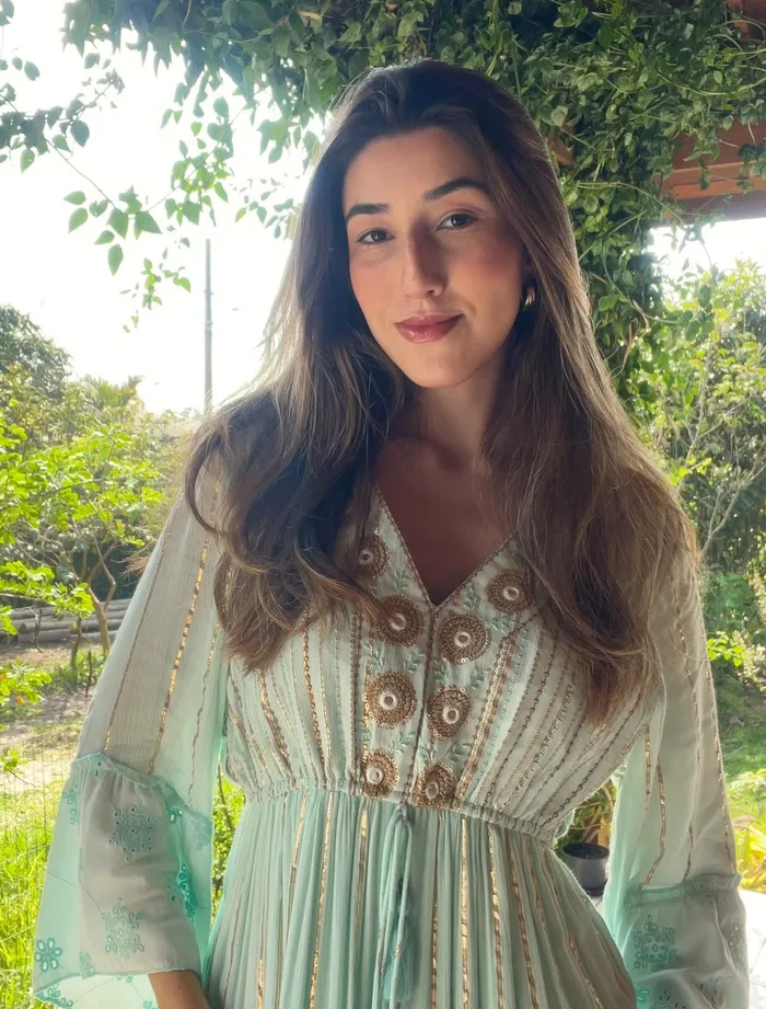 Maiara Maicá no jardim