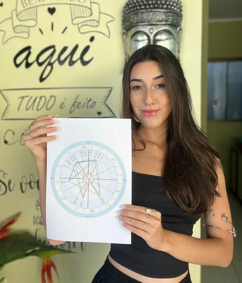 Maiara Maicá segurando um mapa astral