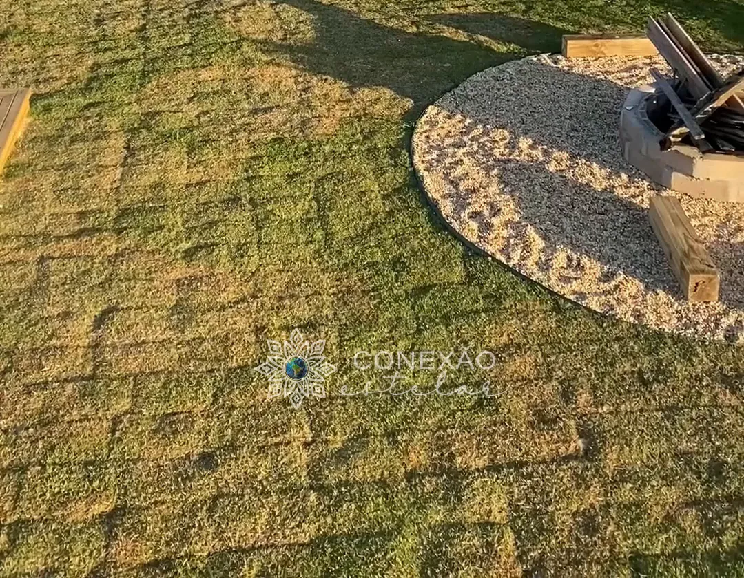 Espaço da fogueira no gramado
