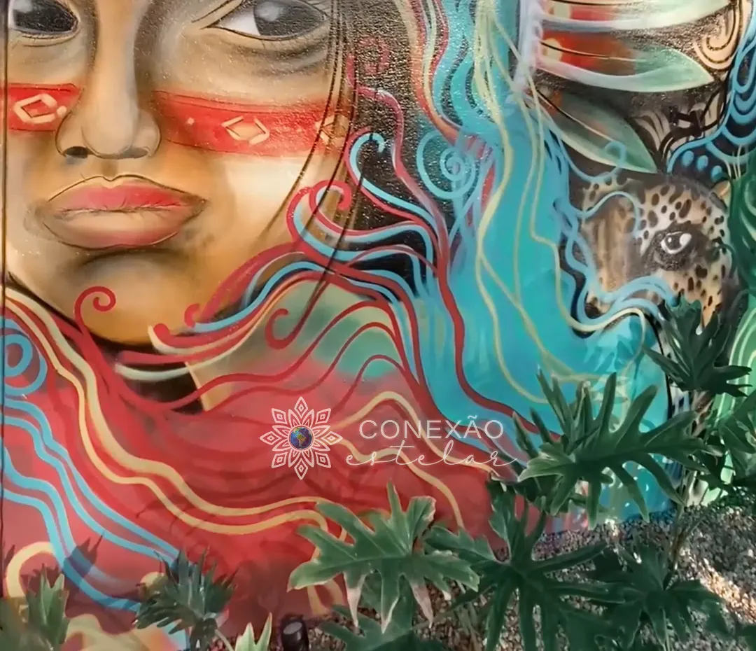 Mural colorido com rosto indígena