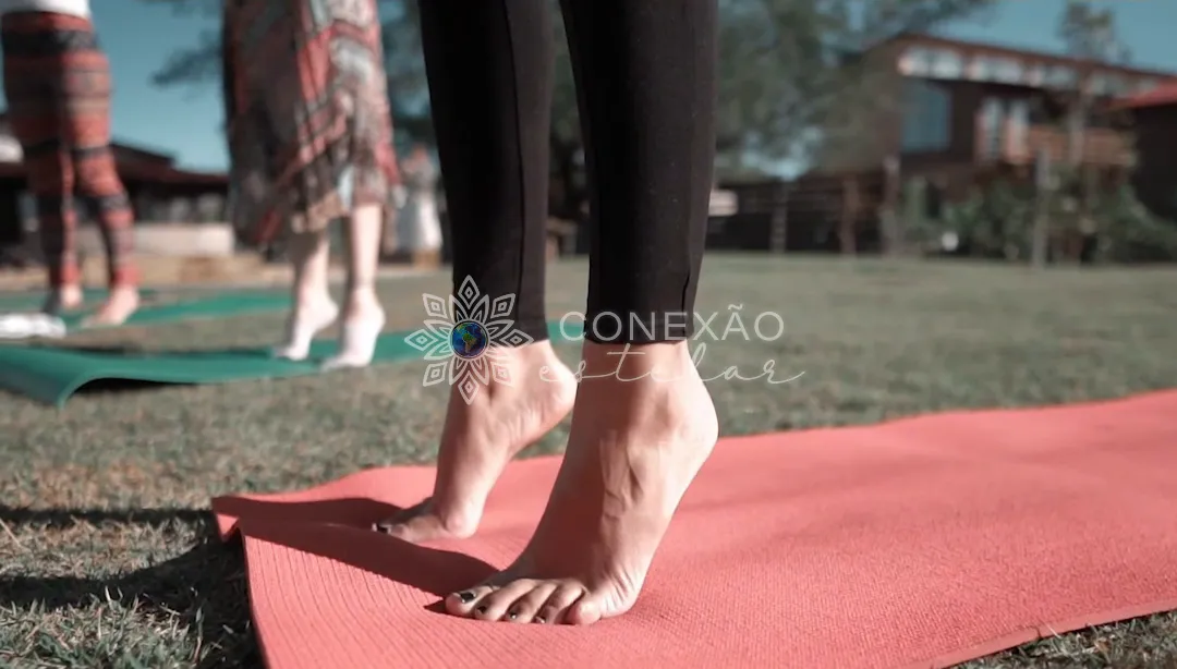 Pés descalços sobre o tapete de yoga